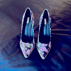 Floral pumps with gold metal trim